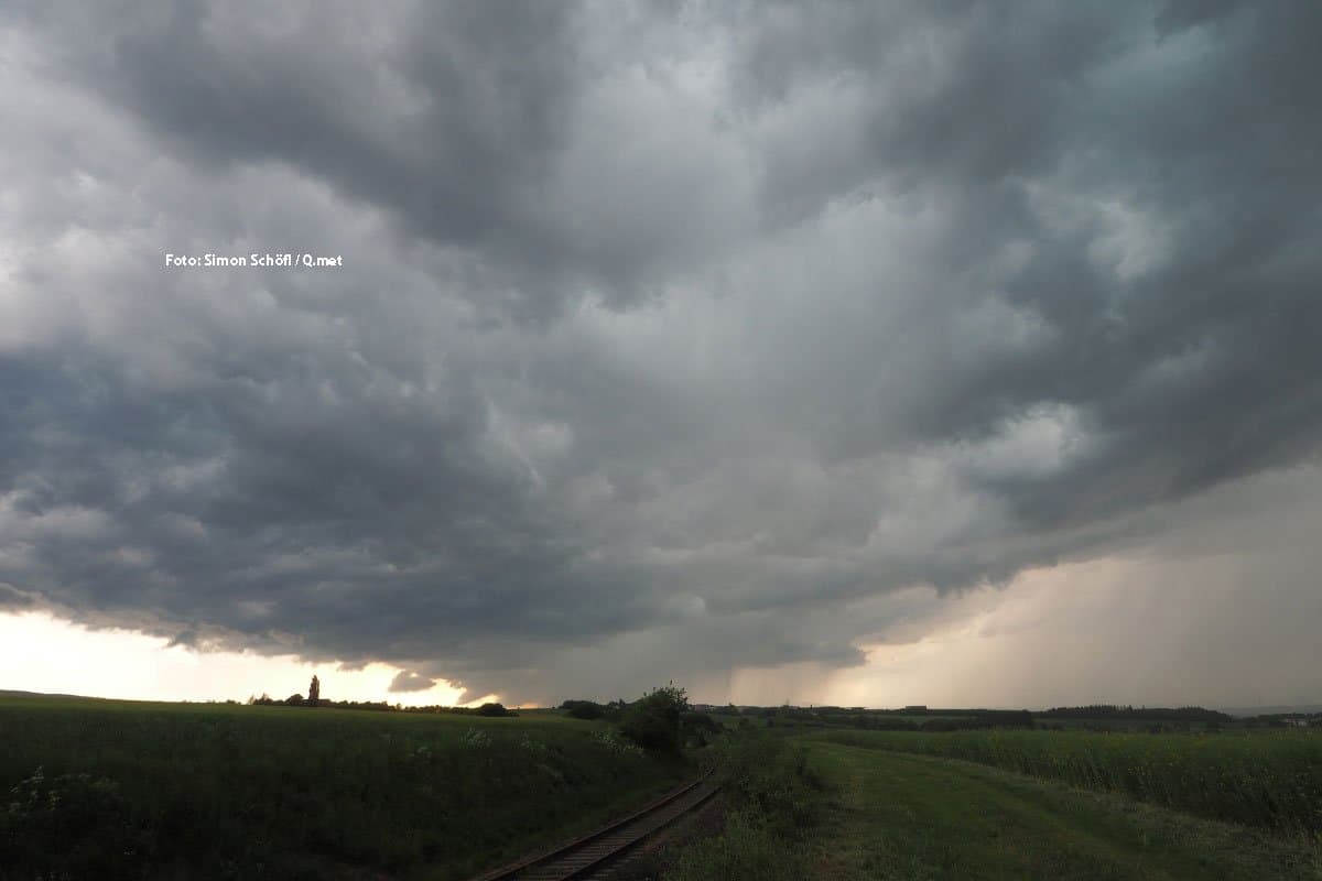 Unwettergefahr im Westen: Gewitter am Abend, sonst Hochsommer