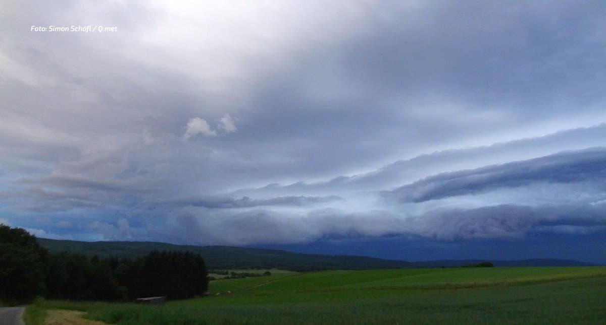 Heiter nach Nebel, abends Gewitter im Westen: danach stürmisch