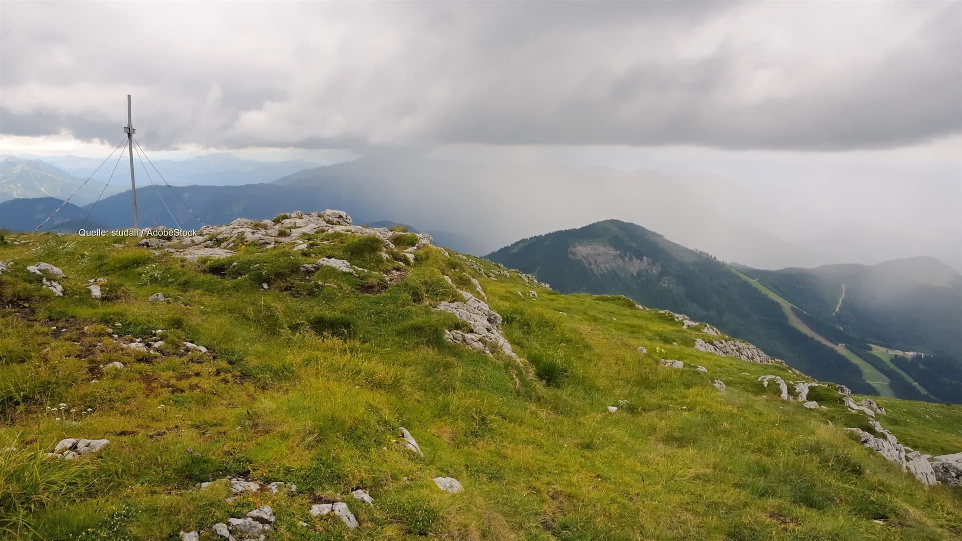 Kräftiger Regen an den Alpen, an der Küste stürmische Böen